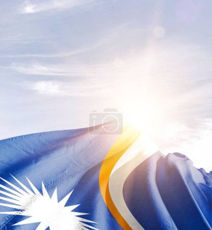 Foto de Islas Marshall ondeando bandera contra el cielo azul con nubes - Imagen libre de derechos