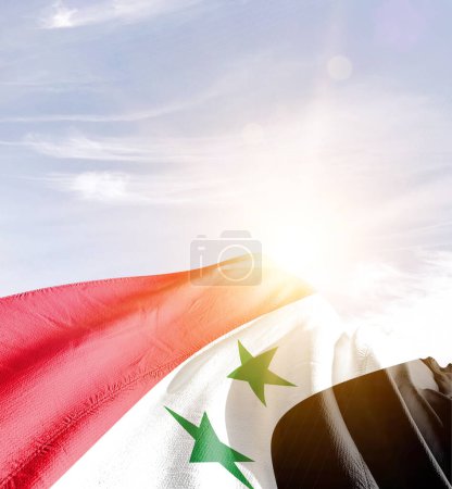 Foto de Siria ondeando bandera contra el cielo azul con nubes - Imagen libre de derechos