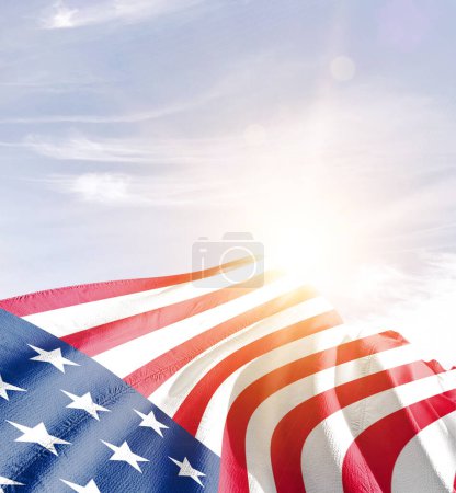 Foto de Estados Unidos ondeando bandera contra el cielo azul con nubes - Imagen libre de derechos