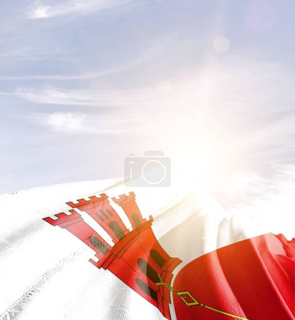 Téléchargez les photos : Gibraltar agitant le drapeau contre les nuages et le soleil - en image libre de droit