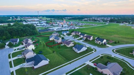 Téléchargez les photos : Image du quartier de banlieue dans le Midwest de l'Amérique de l'Indiana aérien pendant le crépuscule - en image libre de droit