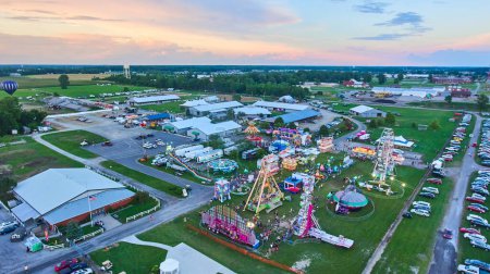 Téléchargez les photos : Image du crépuscule aérien léger sur la foire du comté américain avec carnaval - en image libre de droit