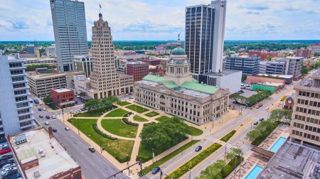 Foto de Imagen de Aerial of Indiana Allen County Fort Wayne courthouse downtown with city - Imagen libre de derechos