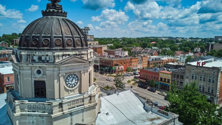 Téléchargez les photos : Image de Up close to top of Bloomington Indiana horloge du palais de justice avec le centre-ville en arrière-plan - en image libre de droit