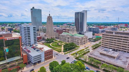 Foto de Imagen de Aerial of downtown Fort Wayne, Indiana con palacio de justicia - Imagen libre de derechos