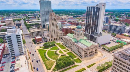 Téléchargez les photos : Image de la ville entoure le superbe palais de justice du comté d'Allen à Fort Wayne, Indiana - en image libre de droit