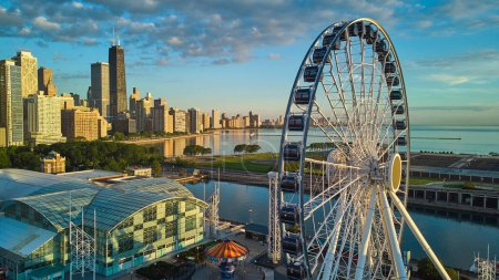 Téléchargez les photos : Image de Navy Pier à Chicago en ferris wheel avec Chicago skyline - en image libre de droit