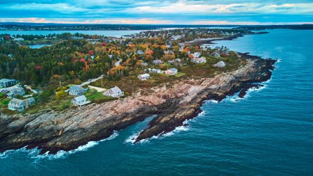 Téléchargez les photos : Image de falaises rocheuses et maisons sur les îles de la côte du Maine au crépuscule - en image libre de droit