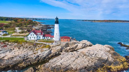 Téléchargez les photos : Image de la côte rocheuse vue aérienne du magnifique phare de Portland Head dans le Maine - en image libre de droit