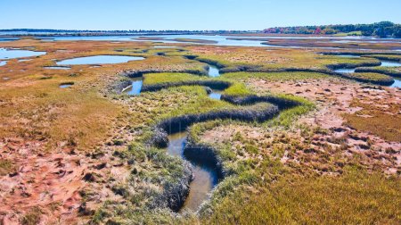 Foto de Imagen de arroyo sinuoso zigs y zags a través de pantanos de Maine - Imagen libre de derechos