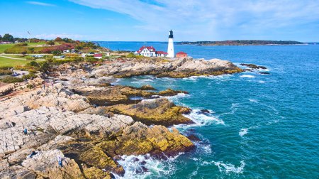 Téléchargez les photos : Image du phare repose sur le magnifique littoral rocheux du Maine de vue aérienne - en image libre de droit