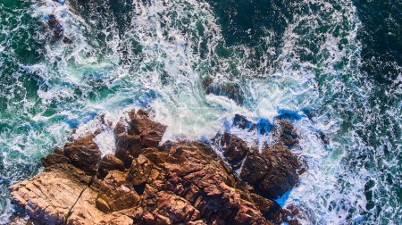 Téléchargez les photos : Image des côtes rocheuses du Maine aérienne d'en haut regardant les vagues s'écraser - en image libre de droit