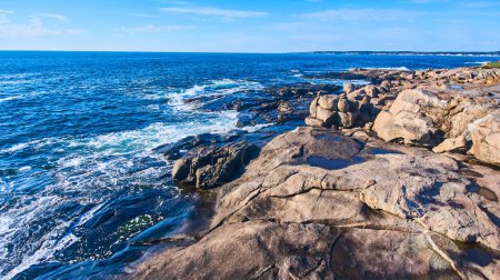 Téléchargez les photos : Image des côtes rocheuses du Maine avec des vagues océaniques s'écrasant sur des falaises - en image libre de droit