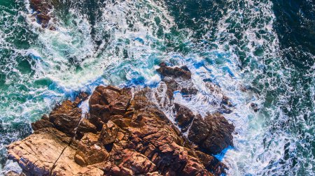 Téléchargez les photos : Image de vagues s'écrasant sur les côtes rocheuses du Maine aérien d'en haut regardant vers le bas - en image libre de droit