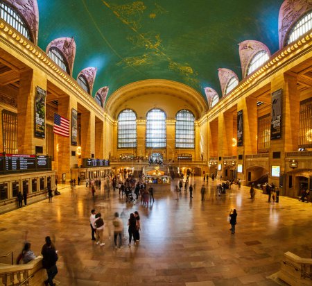 Foto de Imagen de Amplio panorama de la Grand Central Station llena de viajeros en la ciudad de Nueva York - Imagen libre de derechos
