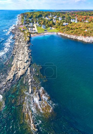 Téléchargez les photos : Image du panorama aérien des côtes rocheuses infinies du Maine avec des maisons, des phares et des feuillages automnaux - en image libre de droit