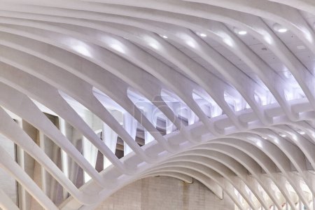 Foto de Imagen de Detalle de enormes costillas y techo de espina dorsal limpian moderna arquitectura blanca en metro - Imagen libre de derechos