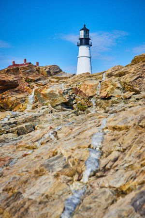 Téléchargez les photos : Image de Petite veine de quartz minéral dans les roches menant au phare blanc - en image libre de droit