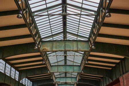 Foto de Imagen de Interior envejecido techo abierto de acero dentro de la estación de tren abandonada en Nueva Jersey - Imagen libre de derechos