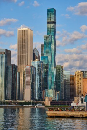 Foto de Imagen de Impresionante detalle de rascacielos junto al lago en Chicago - Imagen libre de derechos
