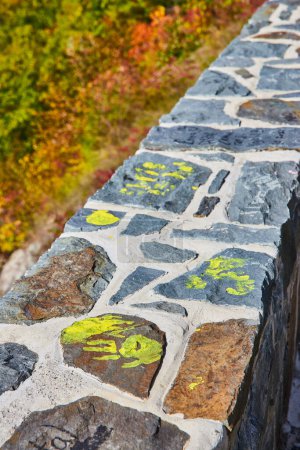 Foto de Imagen de Focus a lo largo de la pared de piedra con graffiti amarillo imprime recuerdos familiares - Imagen libre de derechos