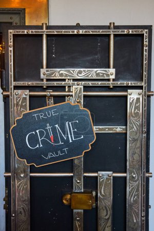 Foto de Imagen de la Bóveda Bancaria Reconstruida en la librería ahora para las novelas True Crime - Imagen libre de derechos