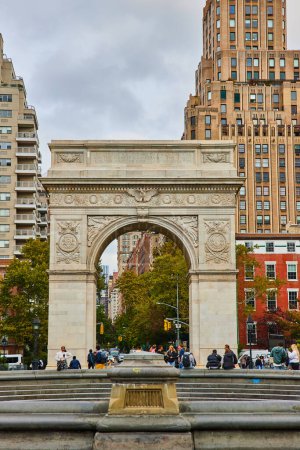 Foto de Imagen del arco del Washington Square Park en la ciudad de Nueva York mirando calle abajo con turistas - Imagen libre de derechos