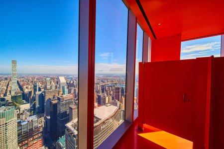 Téléchargez les photos : Image d'étal de salle de bain surréaliste orange avec fenêtres donnant sur New York City skyline haut vers le haut - en image libre de droit