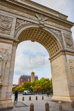 Foto de Imagen del arco de piedra caliza del Washington Square Park de la ciudad de Nueva York mirando al parque de otoño - Imagen libre de derechos