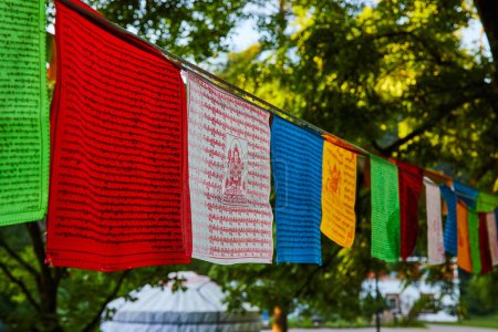 Imagen de banderas de oración para budistas tibetanos mongoles en todos los colores sobre cuerda