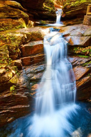 Téléchargez les photos : Image de deux niveaux de cascades magnifiques dans le New Hampshire coulant à travers le canyon de près - en image libre de droit