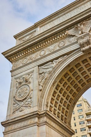 Foto de Imagen de Detalle de la esquina superior del arco de piedra caliza Washington Square Park en la ciudad de Nueva York - Imagen libre de derechos
