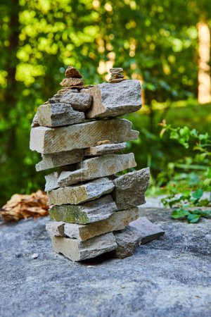 Téléchargez les photos : Image de Cairn pile de roches rectangulaires dans la forêt - en image libre de droit
