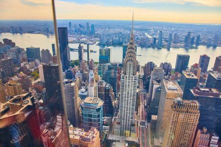 Obraz High up w Nowym Jorku z widokiem na Manhattan obok szkła odbijającego okno