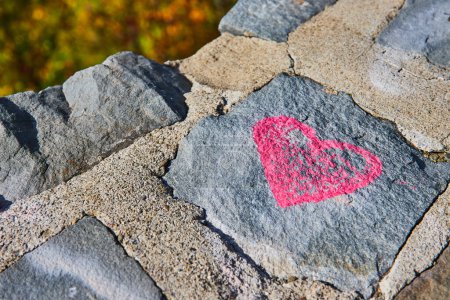 Foto de Imagen de Detalle de pared de piedra de graffiti corazón rosa - Imagen libre de derechos