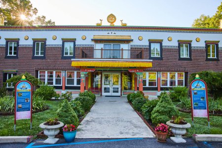 Téléchargez les photos : Image du centre culturel bouddhiste mongol tibétain à Bloomington, Indiana - en image libre de droit