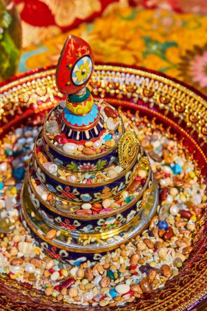 Téléchargez les photos : Image de détail du sanctuaire bouddhiste mongol tibétain avec des roches ornées - en image libre de droit