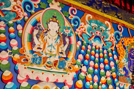 Téléchargez les photos : Image de mur coloré dans le sanctuaire bouddhiste mongol tibétain - en image libre de droit