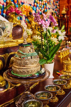 Téléchargez les photos : Image du sanctuaire bouddhiste mongol tibétain avec décor orné d'or - en image libre de droit