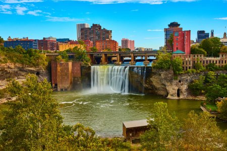 Téléchargez les photos : Image de Rochester New York superbe grande cascade dans la ville avec skyline - en image libre de droit