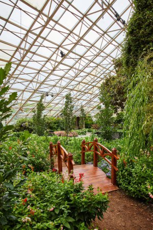 Téléchargez les photos : Image de Vue du sentier pédestre et du petit pont dans les jardins botaniques de l'Indiana avec toit en verre - en image libre de droit