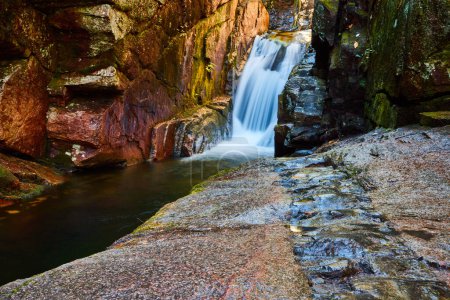 Téléchargez les photos : Image du détail des roches et de la veine rocheuse dans la gorge avec une cascade paisible nichée dans le canyon - en image libre de droit