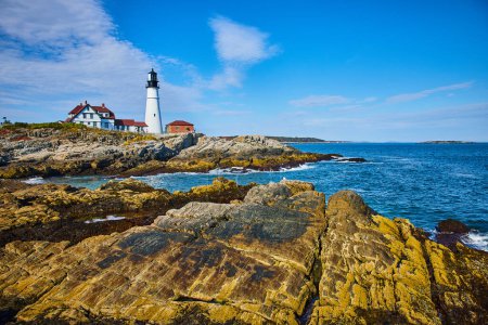 Téléchargez les photos : Image de vue imprenable sur le phare surplombant l'océan sur la grande côte rocheuse - en image libre de droit