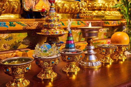 Téléchargez les photos : Image de gobelets en or décoré dans le sanctuaire bouddhiste mongol tibétain - en image libre de droit