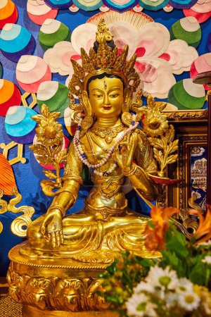 Téléchargez les photos : Image de grandes statues bouddhistes tibétaines mongoles dans le sanctuaire - en image libre de droit