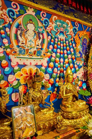 Téléchargez les photos : Image du sanctuaire du bouddhiste mongol tibétain aux statues dorées - en image libre de droit