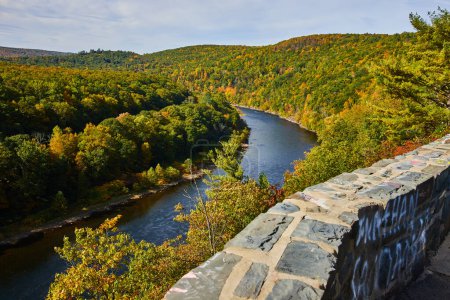 Foto de Imagen de la pared de piedra a lo largo de pasar por alto el río Delaware pasando por el bosque de otoño - Imagen libre de derechos