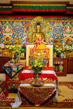 Téléchargez les photos : Image du sanctuaire bouddhiste mongol tibétain intérieur avec Dali Lama - en image libre de droit
