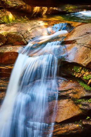 Téléchargez les photos : Image du bord magnifique de la cascade coulant sur le bord rocheux avec de la mousse et du flou de mouvement - en image libre de droit