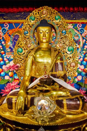 Téléchargez les photos : Image de statues bouddhistes mongoles tibétaines ornées à l'intérieur du sanctuaire - en image libre de droit